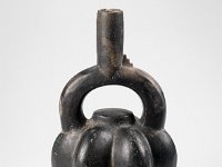 Ame Ker 173  Ame Ker 173, Peru, Nordküste, Chimú, Späte Zwischenperiode, ca. 1000-1470 n. Chr., Gabelhalsgefäß, Ton, H 20,5 cm, Dm ca. 11,6 cm : Museumsfoto: Claus Cordes, Bestandskatalog Ethnologie